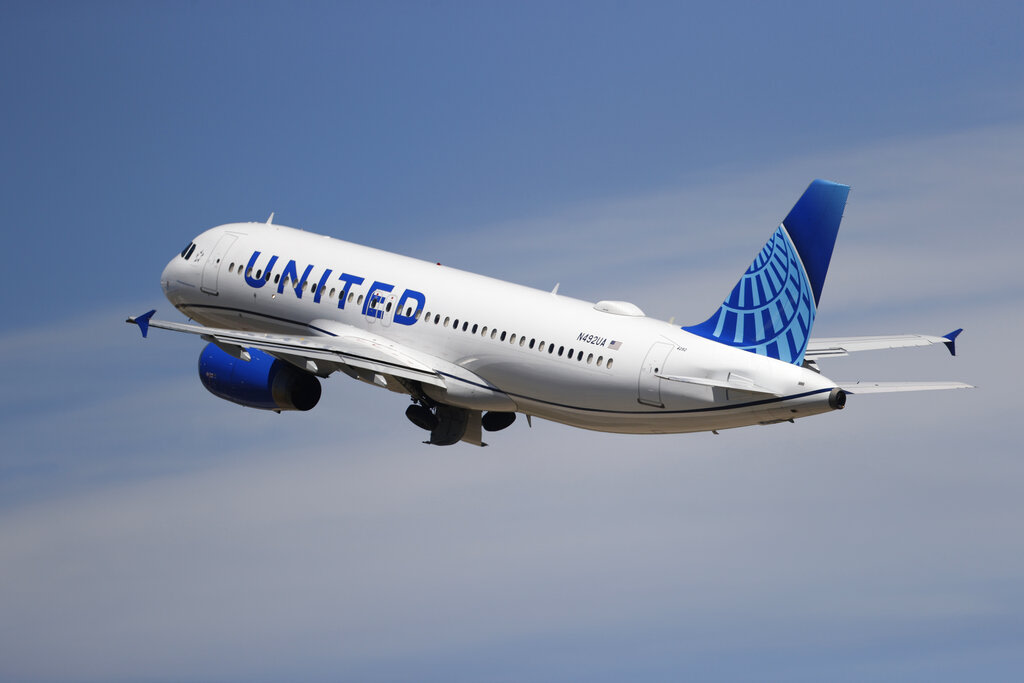 Un avión de United Airlines vuela en círculos sobre el océano Atlántico al  sufrir un problema tras despegar de Nueva Jersey