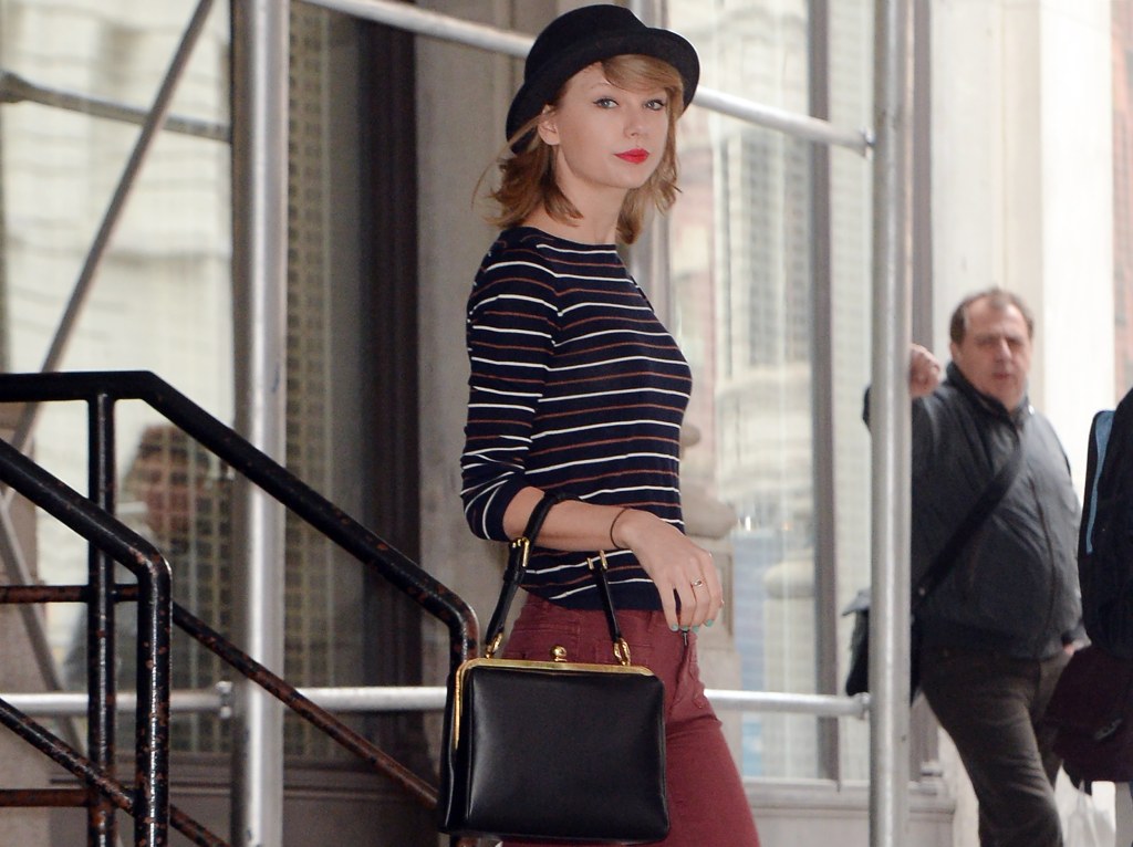 Taylor Swift spotted out in New York wearing all black carrying the Dolce &  Gabbana 'Sara Handbag' Featuring: Taylor Swift Where: Manhattan, New York,  United States When: 11 Jul 2014 Stock Photo - Alamy