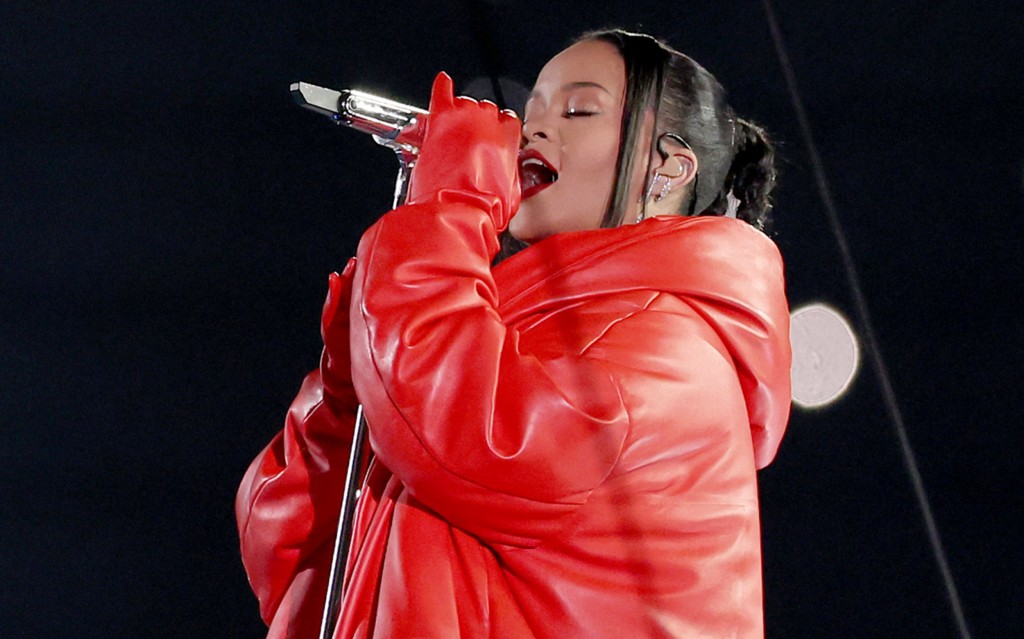 Was Rihanna's Super Bowl Look A Tribute to André Leon Talley?