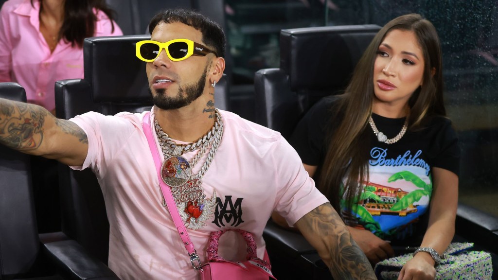 Critican a Anuel por supuestamente darle a su novia los mismos regalos que a Karol G y Yailin