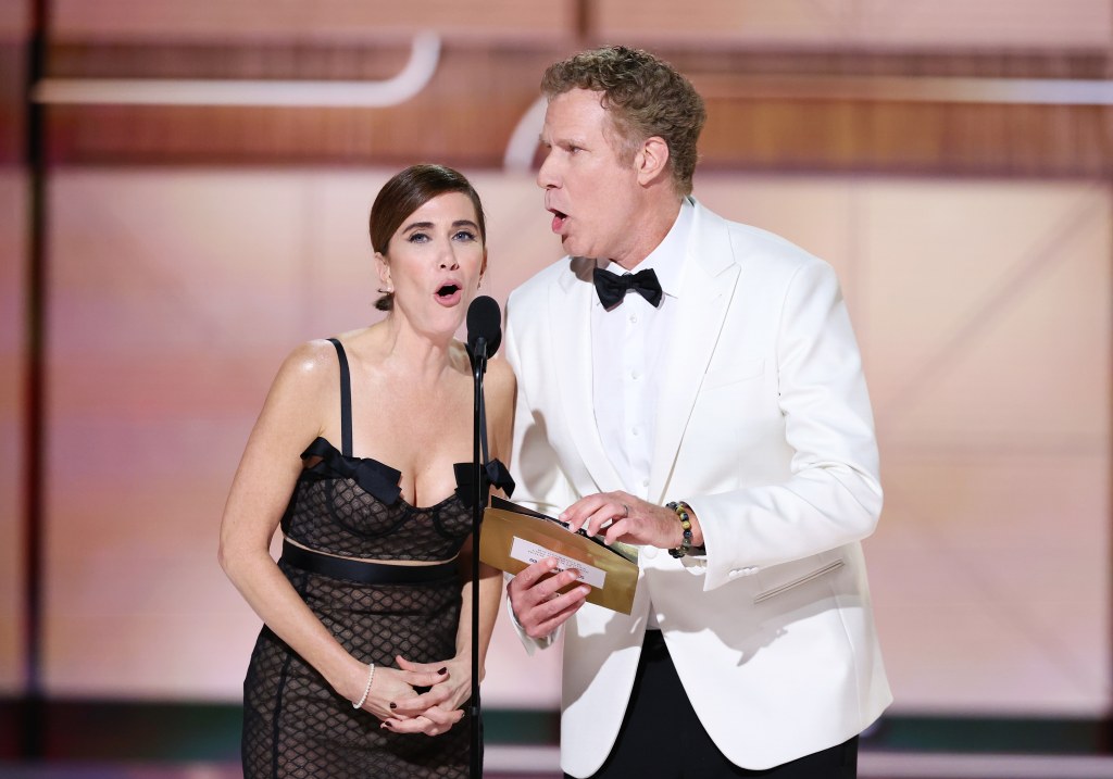 kristen wiig dressed golden globes Kristen Wiig Oscars Dress Looks Like LasagnaWe Love It
