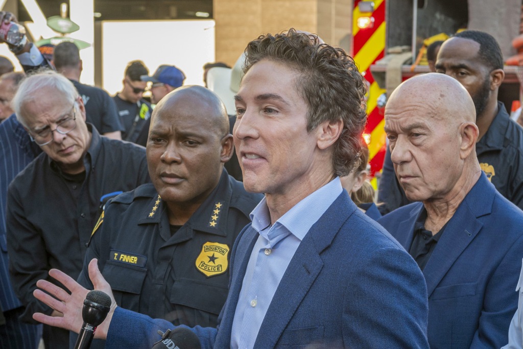 Joel Osteen preaches about living without fear in first Sunday service at  Lakewood Church since shooting