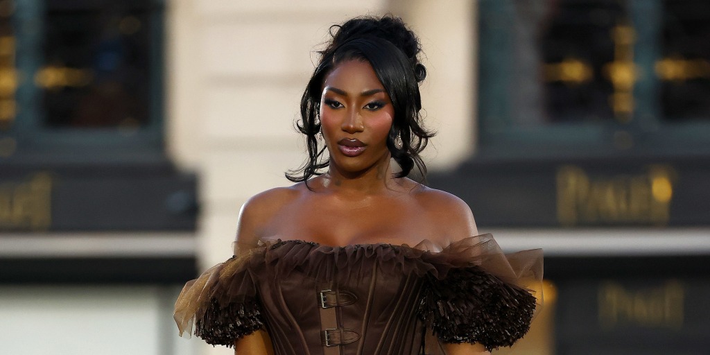 aya nakamura gold dress French Popstar Aya Nakamura, looked stunning as she adorned a gold feathered Dior gown for her performance during the opening ceremony of the Olympics. #ayanakamura #olympics #parisolympics2024 #fashion #nakamura #olympicceremony #trendsbeemag