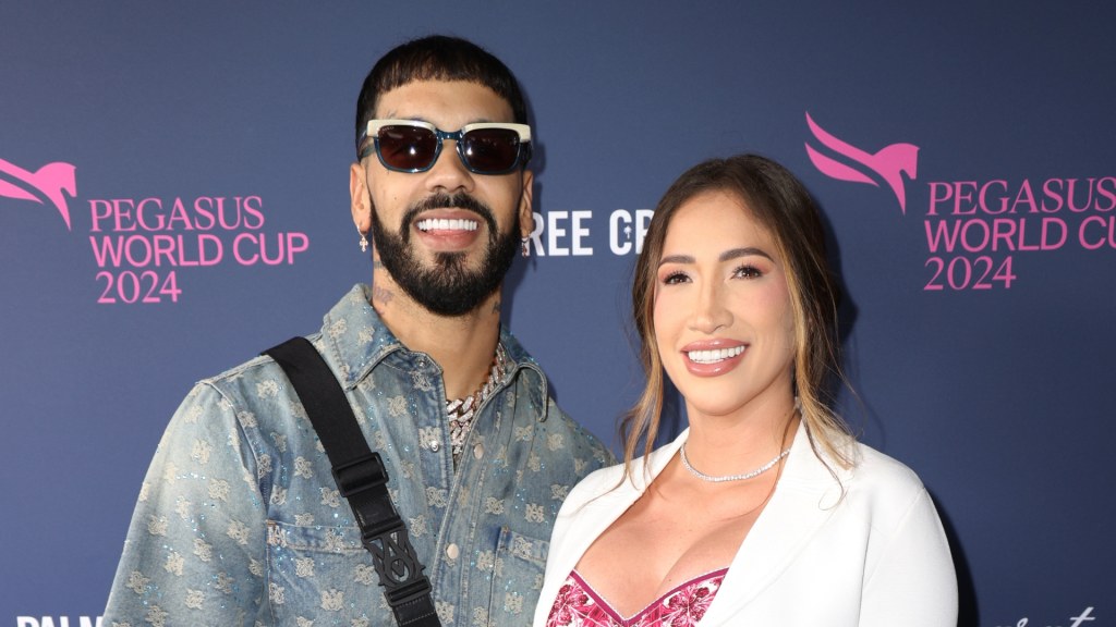 Laury Saavedra luce su embarazo mientras Anuel le besa la pancita