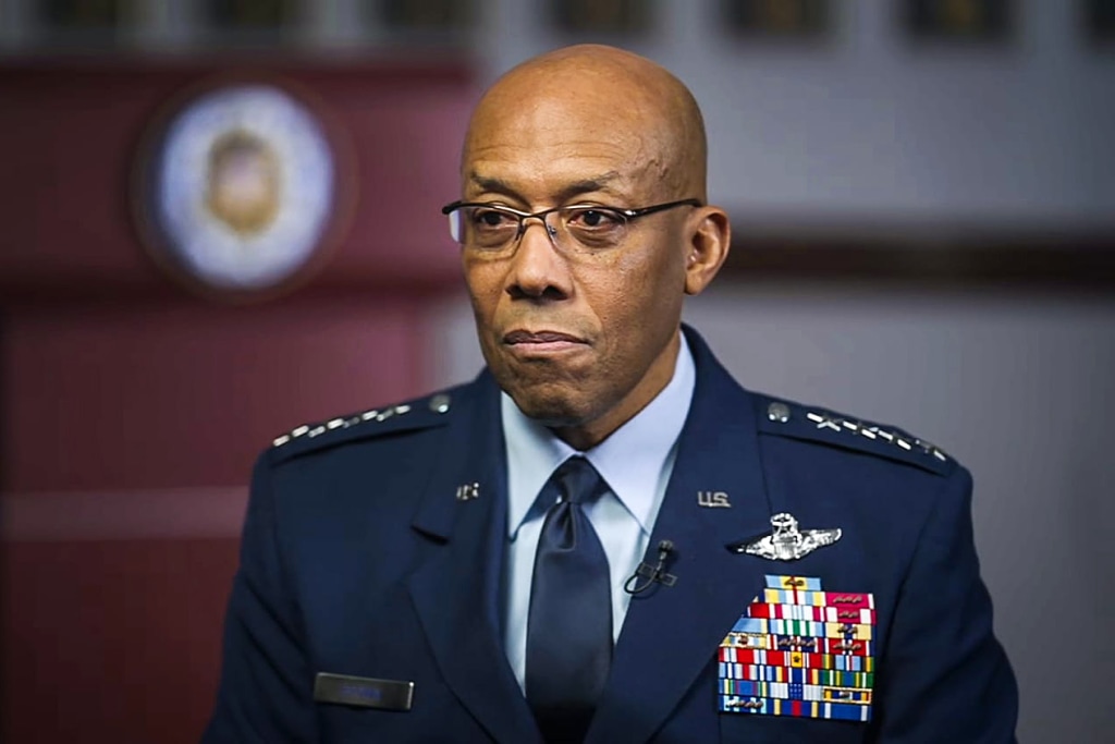 Trump despide a Charles Brown como líder del Estado Mayor Conjunto