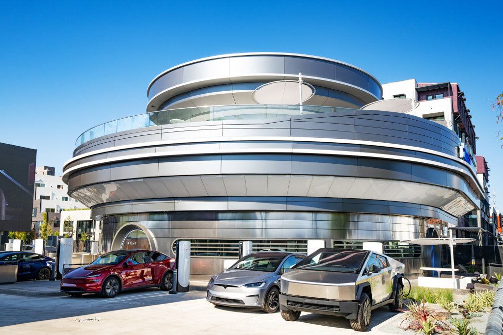 Tesla’s Retro-Futuristic Diner Opens in LA With Robots Burgers and Hollywood Buzz