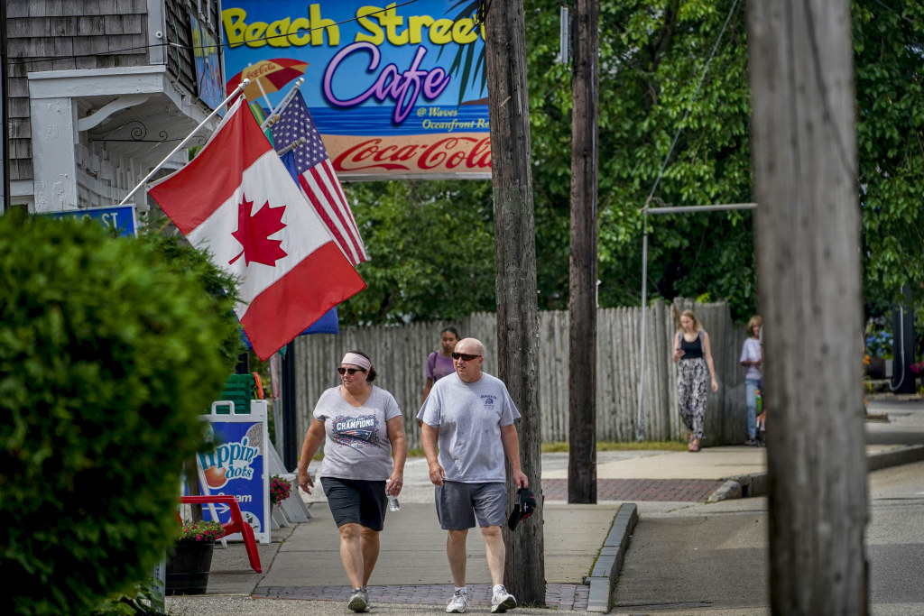 'Dear Canada': U.S. tourist spots try to win back neighbors from the north