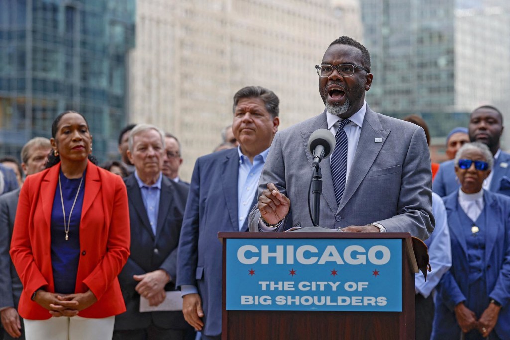 Chicago mayor signs order with blueprint for fighting a potential Trump crackdown