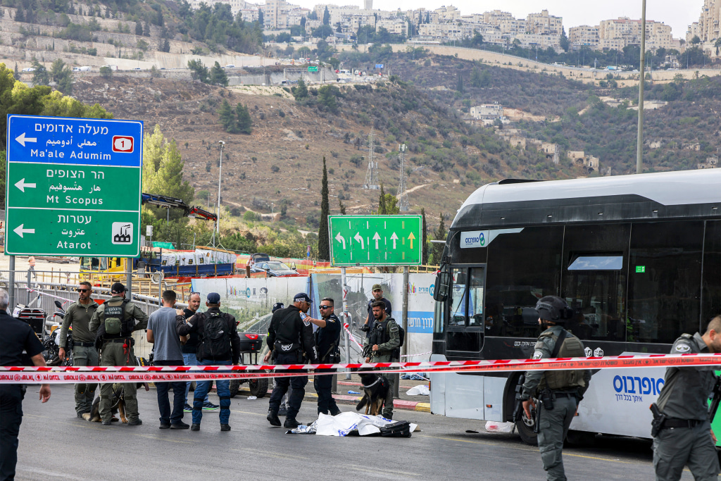 Gunmen kill four at Jerusalem bus stop 
