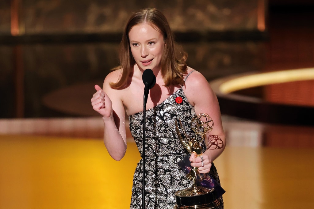 'Hacks' star Hannah Einbinder criticized ICE and shouted for 'free Palestine' in Emmy speech