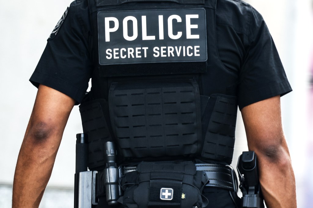 Secret Service agents dismantle system used to convey assassination threats