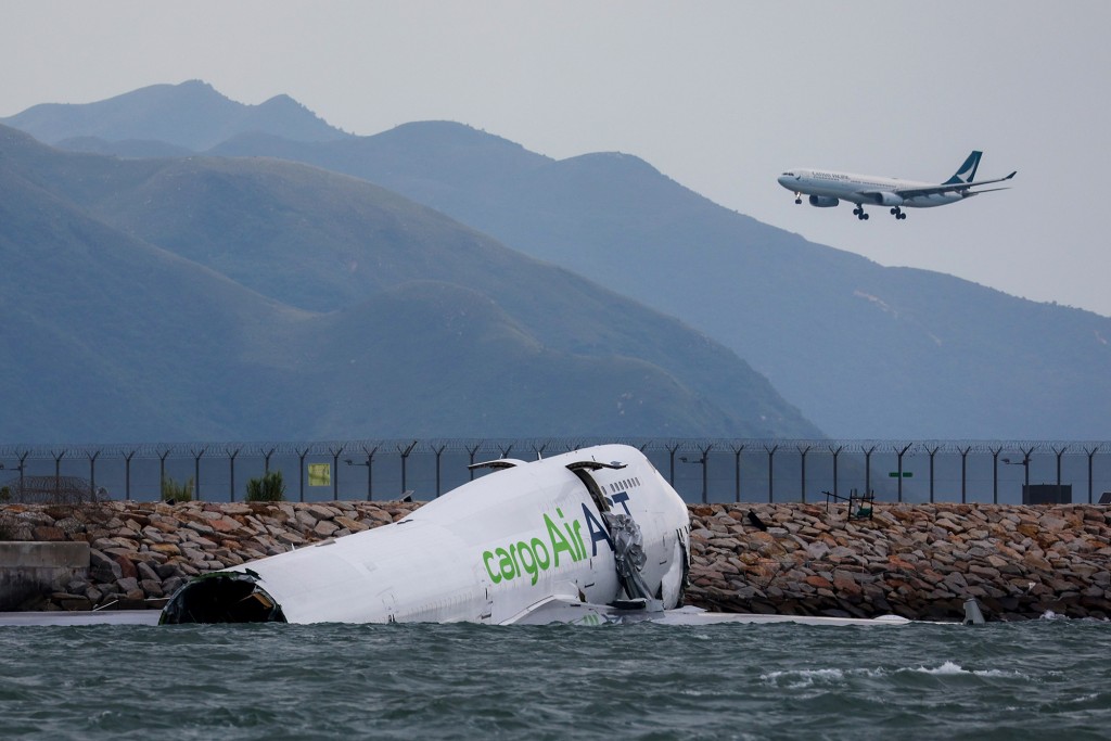 251118-hong-kong-plane-crash-