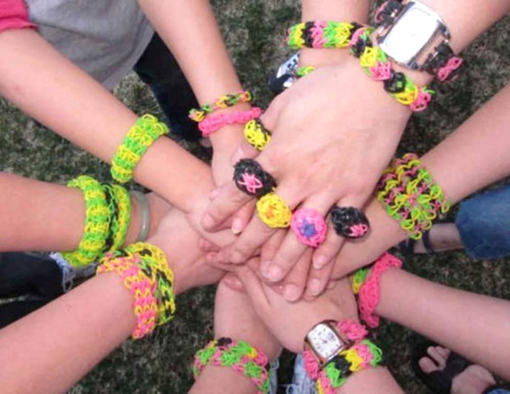 Making a rainbow loom bracelet with your fingers rainbow 🌈 👌, doing ... | loom  bracelets | TikTok