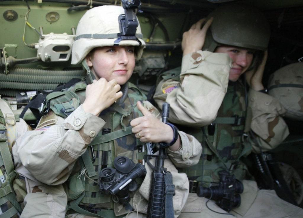 Defense chief Panetta to clear women for combat roles