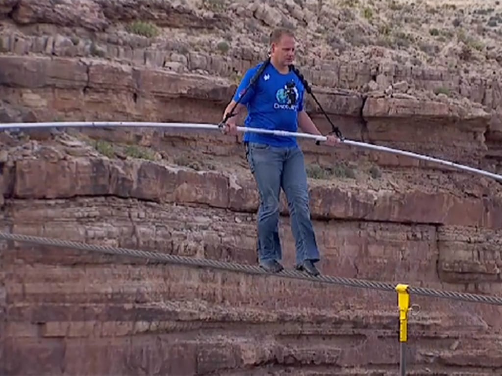 impermeable Tranquilidad giratorio He did it! Daredevil Nik Wallenda wire walks across the Grand Canyon