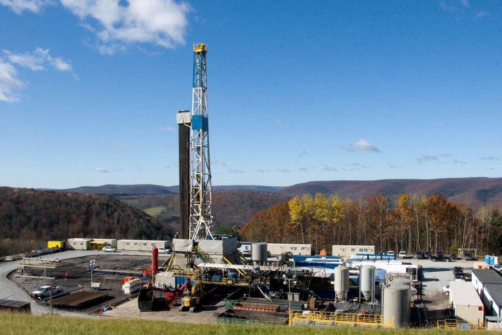 Добыча природного газа фото Energy future may be swamped in fracking wastewater, scientists warn