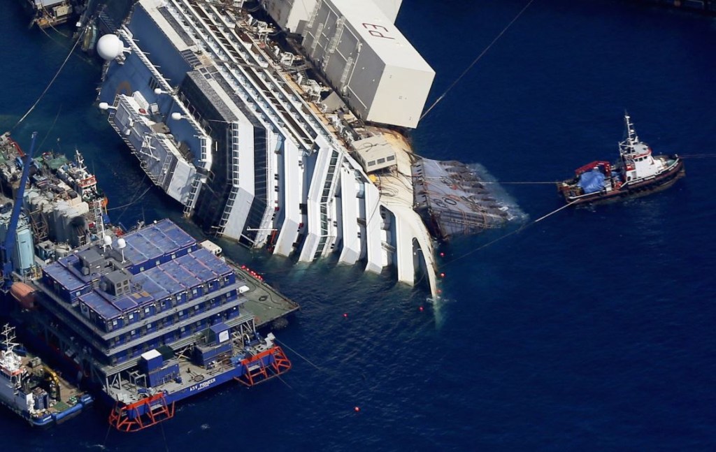 Фото корабля коста конкордия Italy's wrecked Costa Concordia cruise ship to be raised