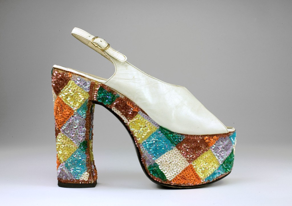 上品な Heels' Killer puts spotlight fashion the in shoes high-heeled 洋書