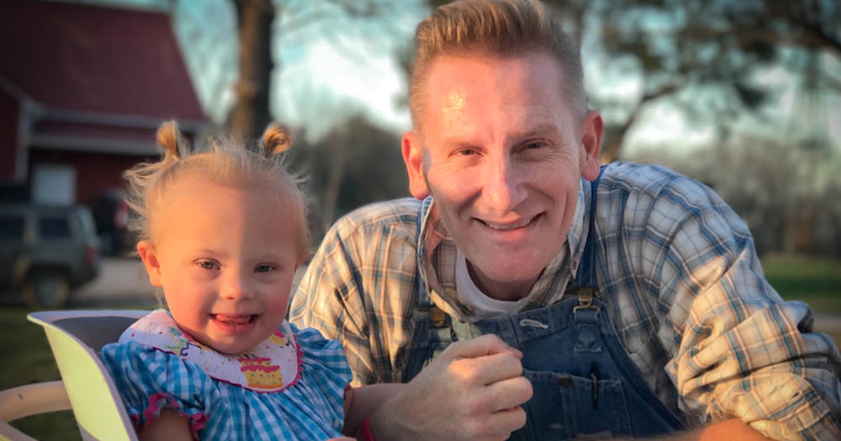 Heartbreaking': Rory Feek shares photo of daughter watching late mom sing