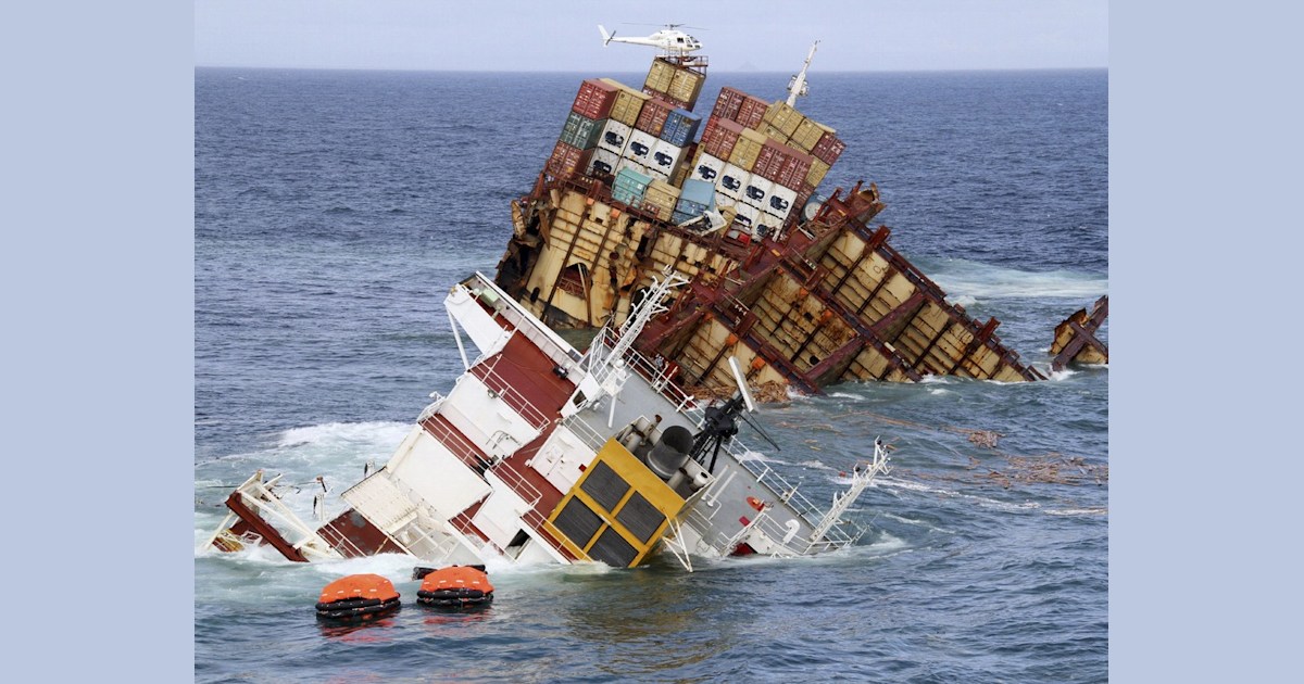Half of wrecked cargo ship sinks in New Zealand
