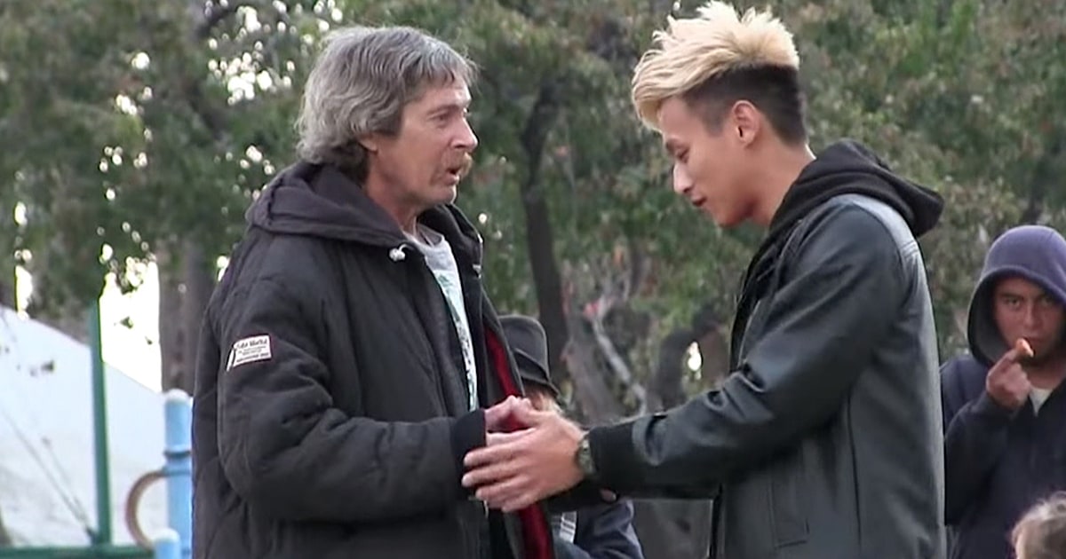 Watch what homeless man does with 100(02)