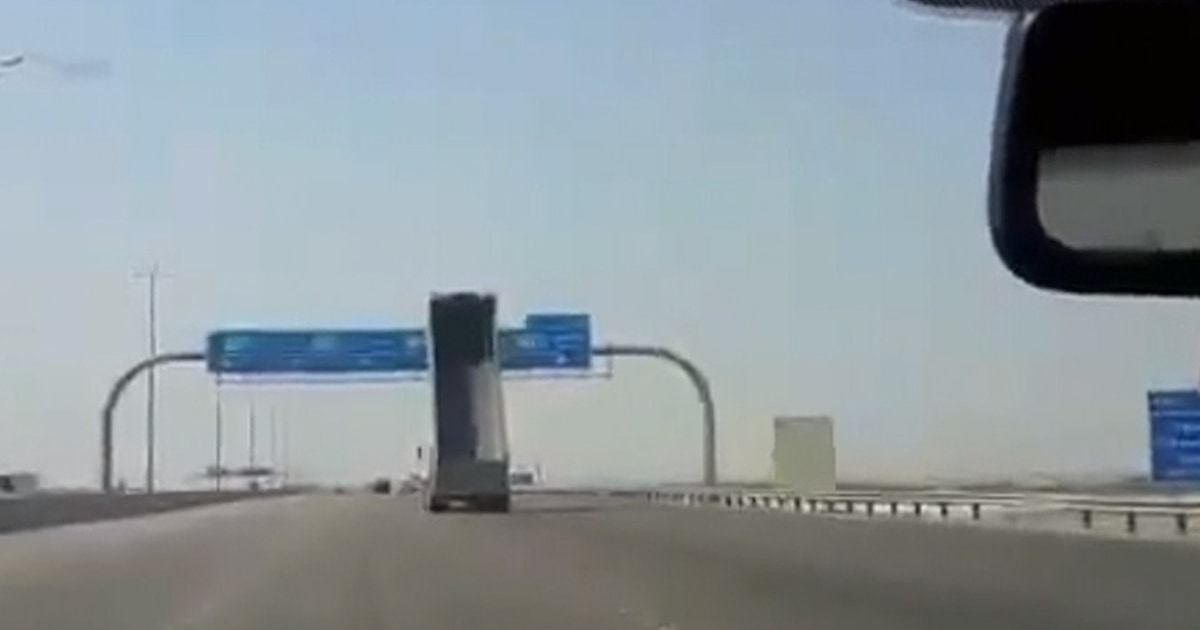 Caught on camera Truck with trailer up rips through highway sign