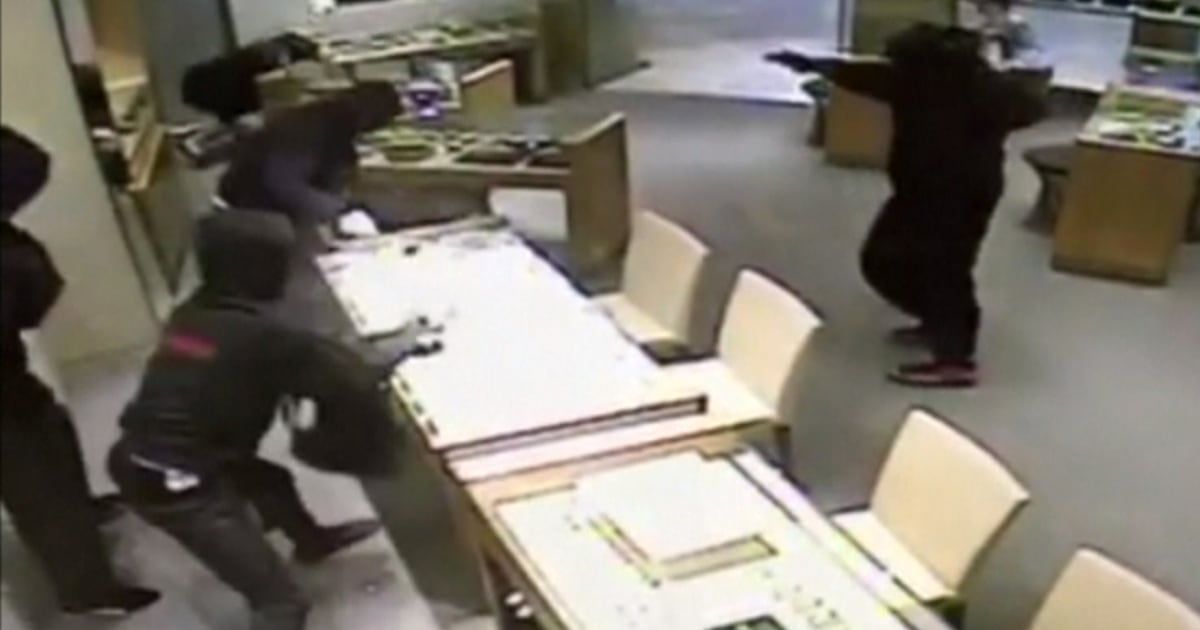 Video Smashandgrab jewelry robbery cleans out store in