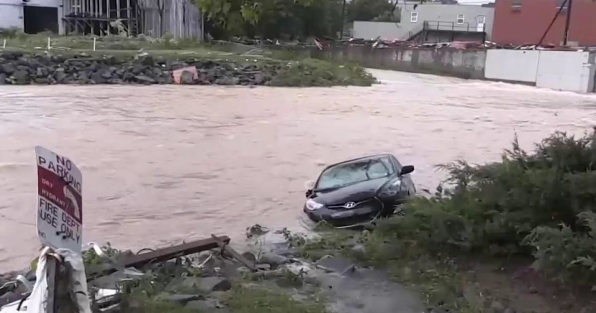 Death toll rises in West Virginia floods as rescue searches continue