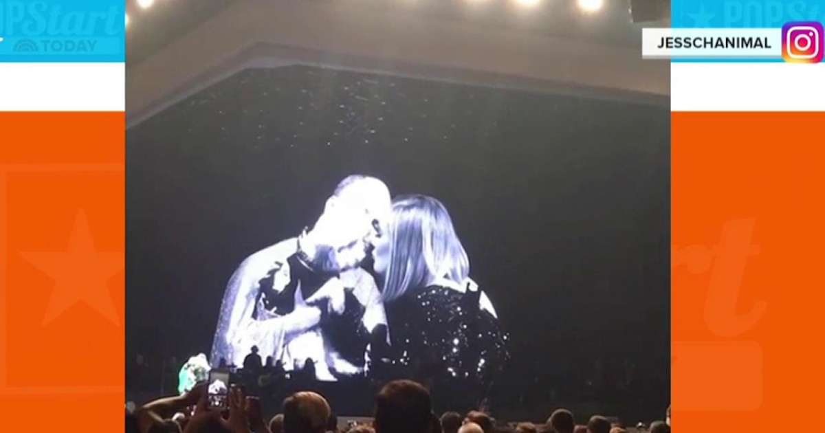 Adele gets smooch from a pooch during Los Angeles concert(01)