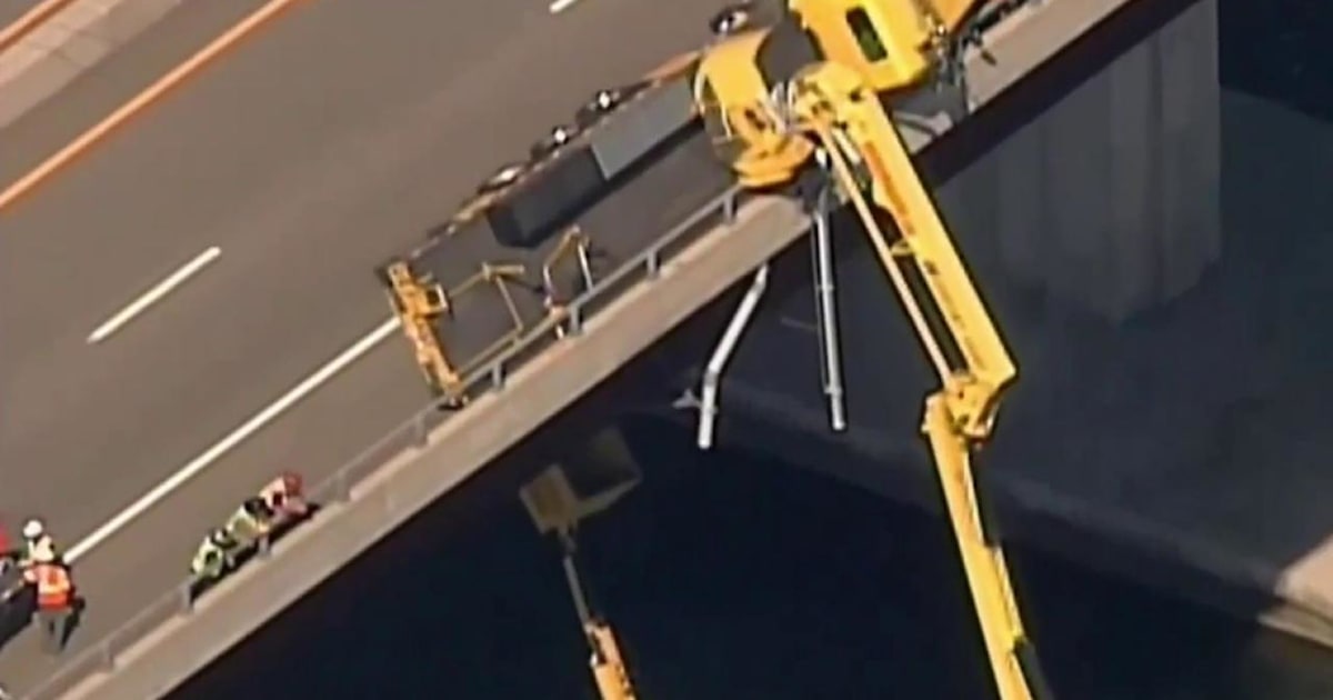 Video Rhode Island crane collapse leaves 2 workers dangling over river