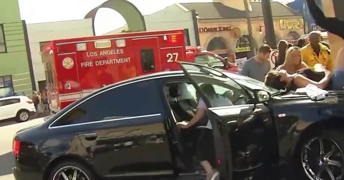 Car hits 2 pedestrians on Hollywood Walk of Fame