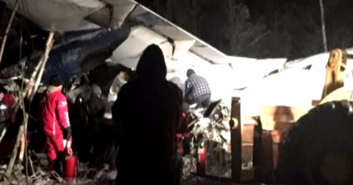 All 25 aboard plane survive crash in Canada