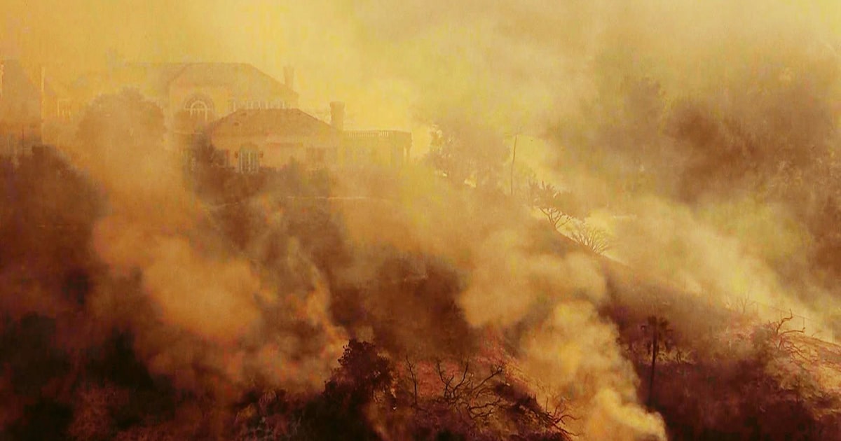 California wildfires send hundreds of thousands fleeing from their homes