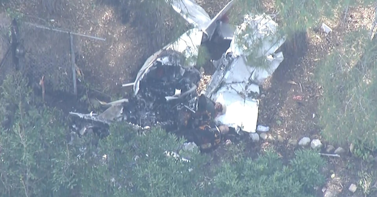 2 people dead after small plane crashes in California