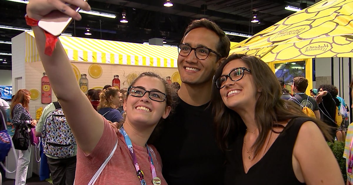 Thousands gather for VidCon