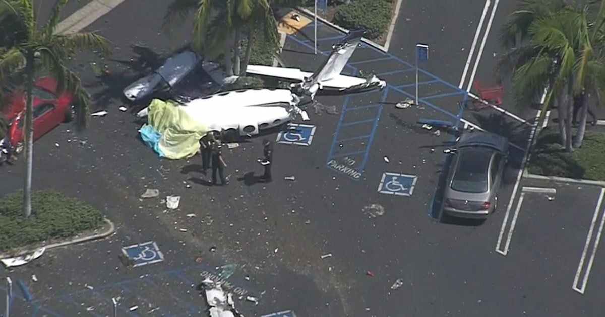 5 killed after small plane crashes in California parking lot