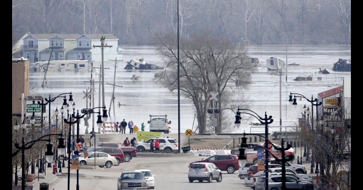 Historic flooding in Midwest kills at least 3
