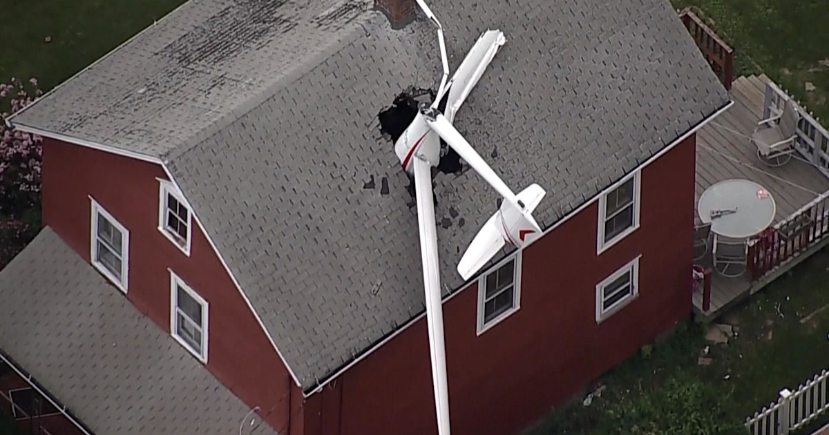 Glider crashes into Connecticut home