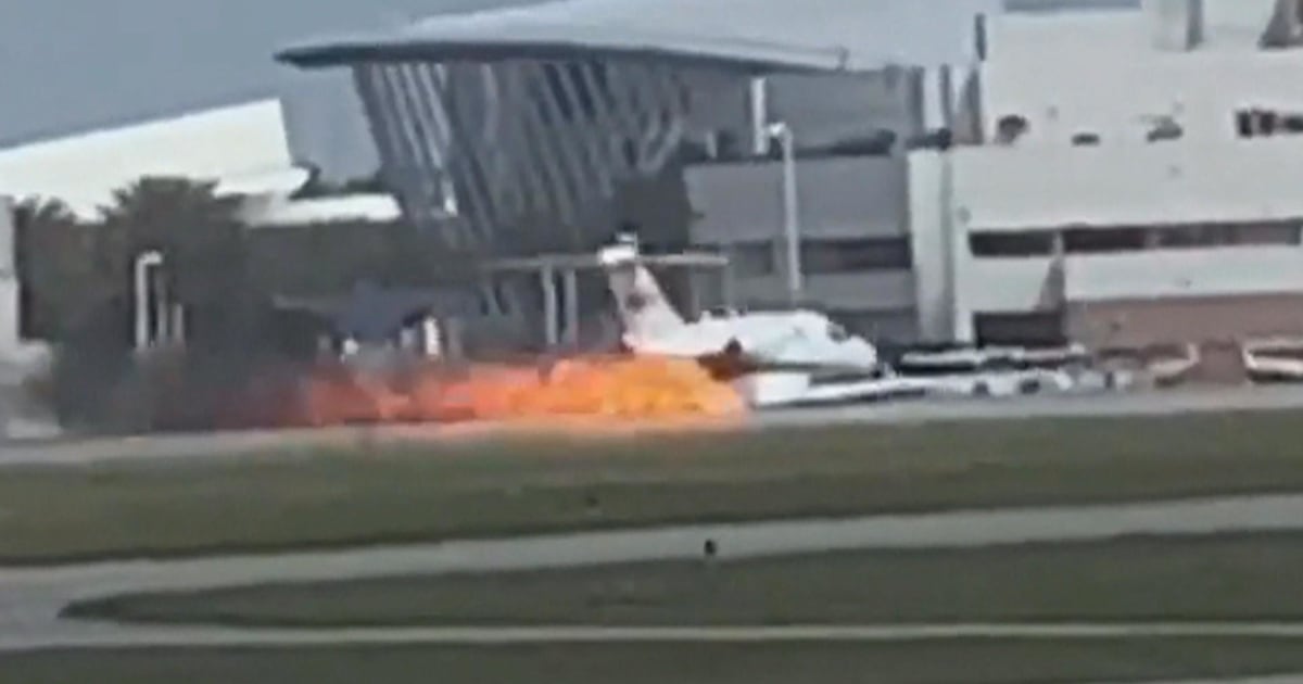 Plane lands without landing gear, caught on video