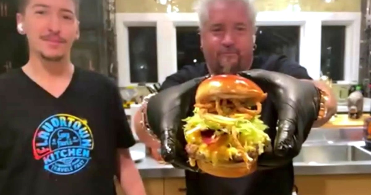 Guy Fieri makes his bacon mac and cheese burger