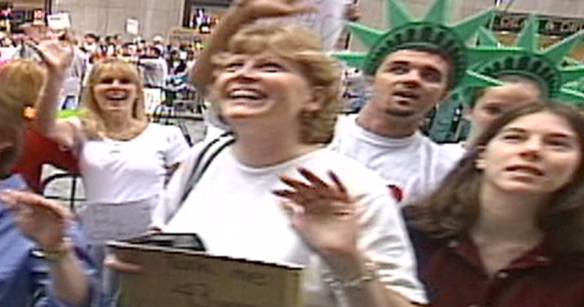 Can you spot the flasher? 2006 plaza ‘videobomb’