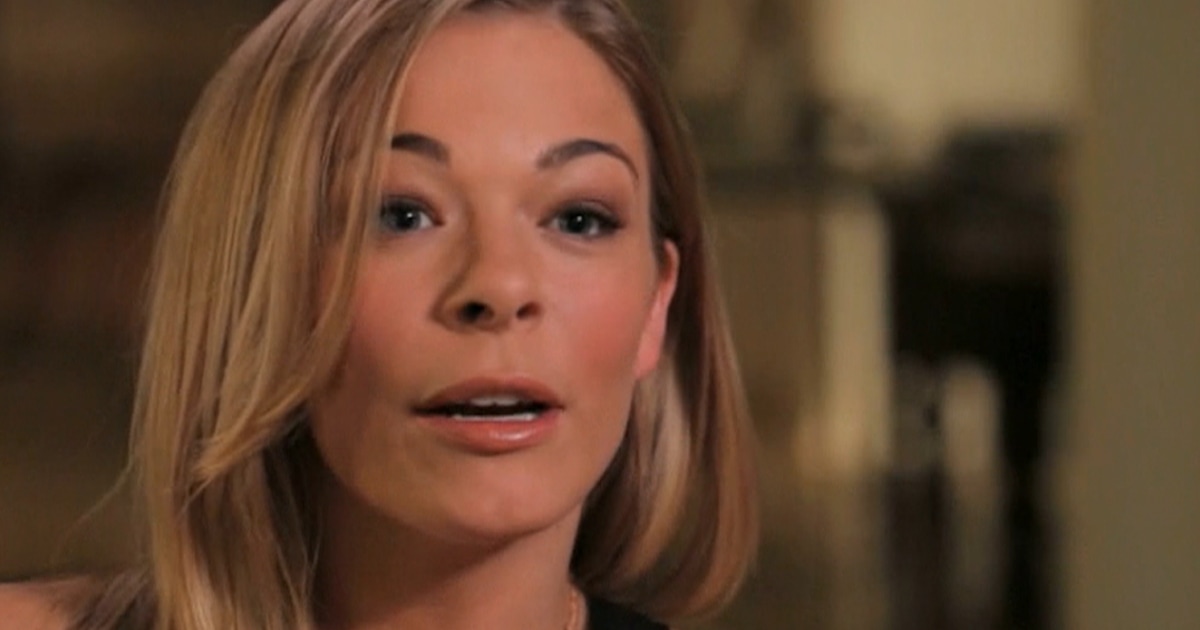 Lee Ann Rimes enters treatment