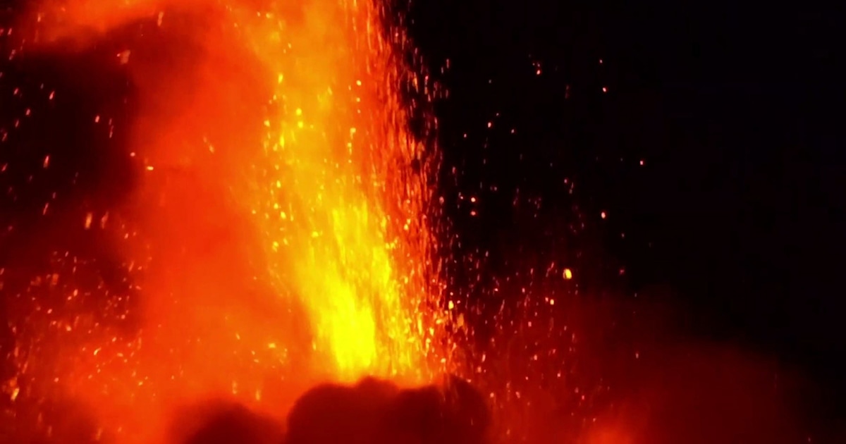 Mt. Etna erupts in spectacular display