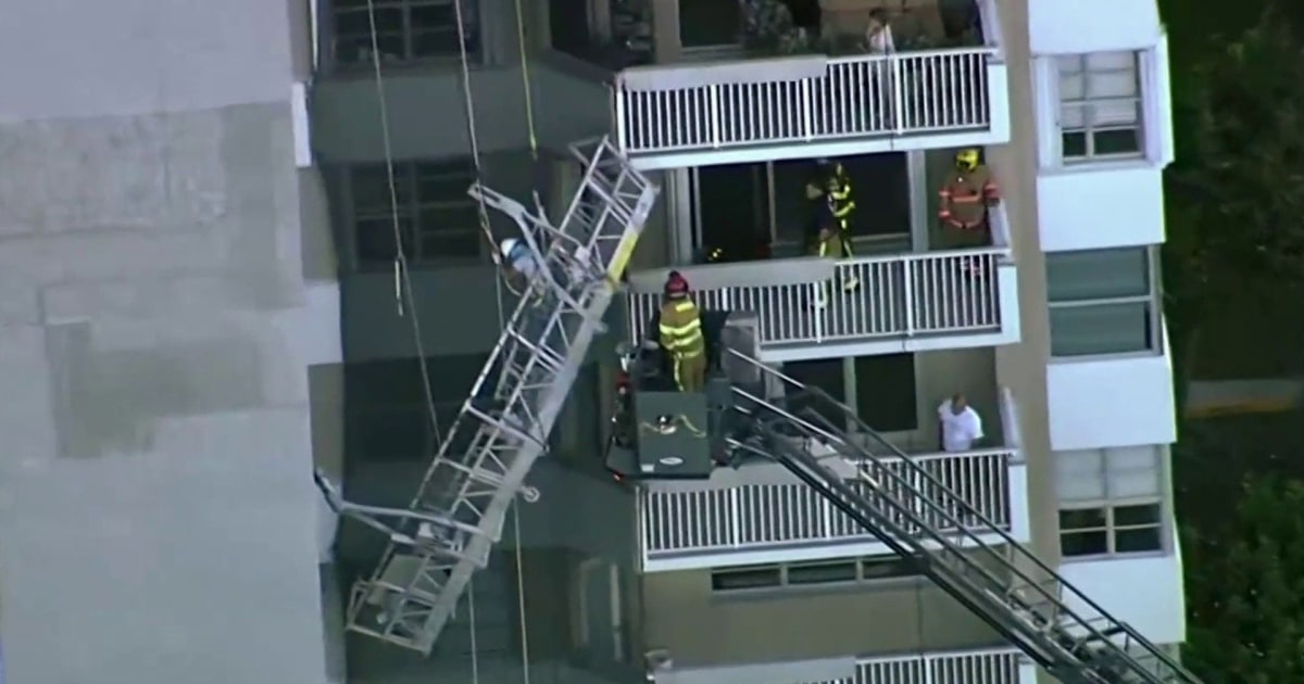 Watch Workers Rescued After Scaffolding Collapse Watch Workers Rescued After Scaffolding Collapse