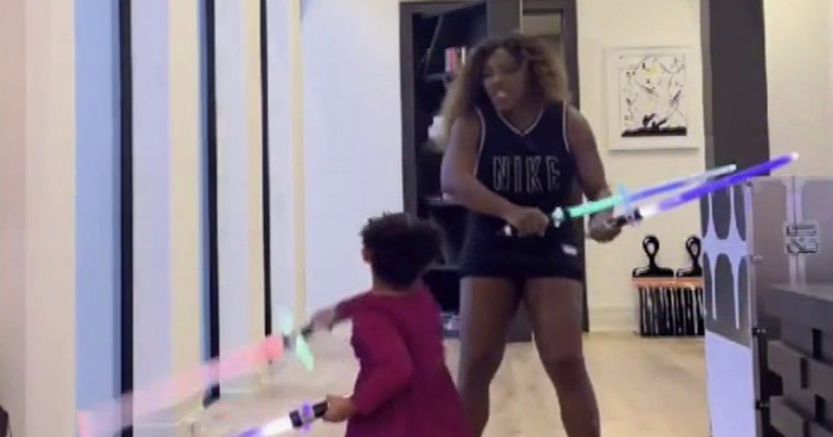 Serena Williams shares video of lightsaber battle with daughter Olympia(02)