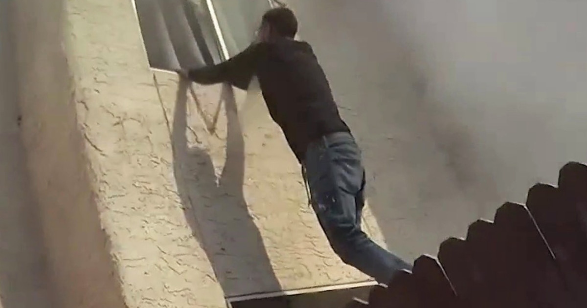 Watch: Firefighters rescue screaming children from Arizona apartment fire