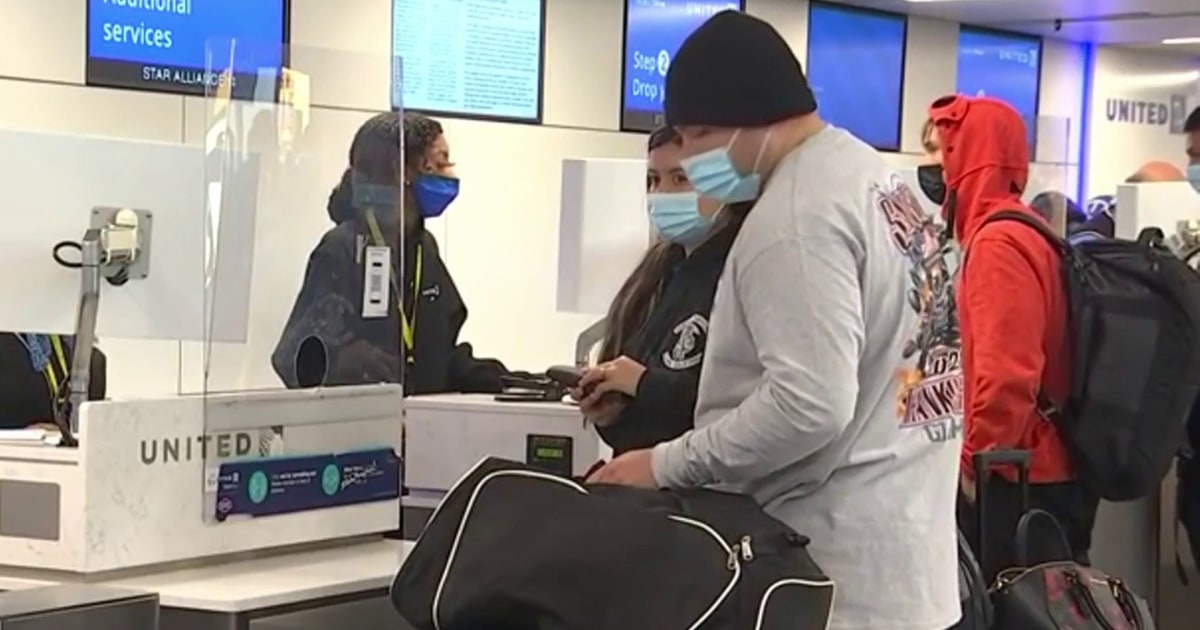 Major airline CEOs urge Biden to end mask mandate on planes