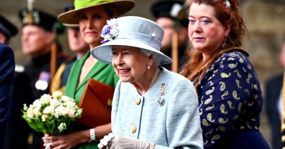 Queen Elizabeth makes first public appearance since Jubilee