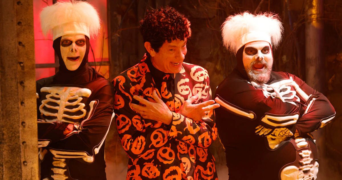 Tom Hanks Returns To Snl As David S Pumpkins