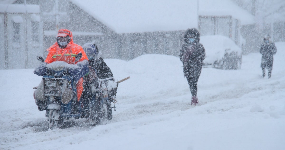 Winter storm derails holiday travel plans for tens of thousands